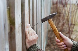 Ein Holzzaun wird aufgebaut