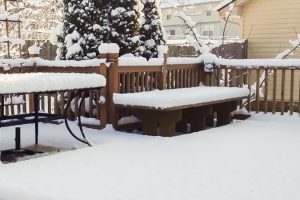 schneebedeckte Terrasse, Holzmöbel
