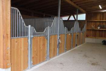 Frontwand Buchela, geschwungen, mit Drehtür, Höhe: 230/170 cm, Breite: bis 400 cm