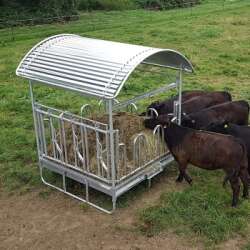 Heuraufe 2m x 2m mit 1 Seite Fanggitter + 3 Seiten Palisaden