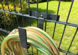 EINDREHHALTERUNG ALS SCHLAUCHHALTER - STANDARD - GRÜN RAL 6005