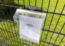 EINDREHHALTERUNG ALS PROSPEKTHALTER DIN A4 - GRÜN RAL 6005