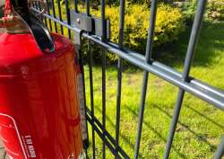 EINDREHHALTERUNG FÜR FEUERLÖSCHER - SCHMAL - VERZIKT RAL 9006