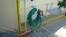 EINFACHE EINHÄNGEVARIANTE ALS SCHLAUCHHALTER - VERZINKT RAL 9006