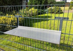 EINFACHE EINHÄNGEVARIANTE ALS ZAUNTISCH - VERZINKT RAL 9006 