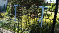 EINFACHE EINHÄNGEVARIANTE ALS ZAUNTISCH - VERZINKT RAL 9006 