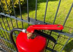 EINFACHE EINHÄNGEVARIANTE FÜR FEUERLÖSCHER - GRÜN RAL 6005