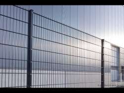 Doppelstabmatten-Set 6/5/6 anthrazit RAL7016 143 cm hoch Typ A mit Abdeckschiene zum Einbetonieren 3 Ecken 35,0 Meter