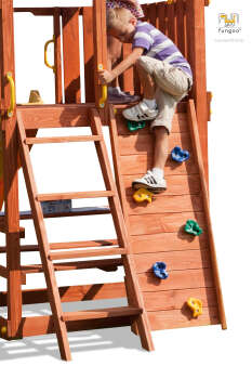 schmale Kletterwand mit 6 farbigen Klettersteinen / Nadelholz teak impr.