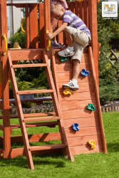 schmale Kletterwand mit 6 farbigen Klettersteinen / Nadelholz teak impr.