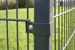 Eckschelle für Zaunpfosten B in anthrazit RAL7016