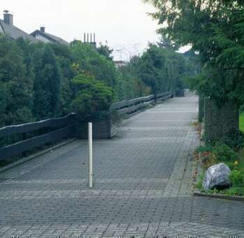 Absperrpfosten "PARKY" weiß kunststoffbeschichtet mit 2 rot-reflektierenden Ringen rund (Ø 60mm) 1 Öse